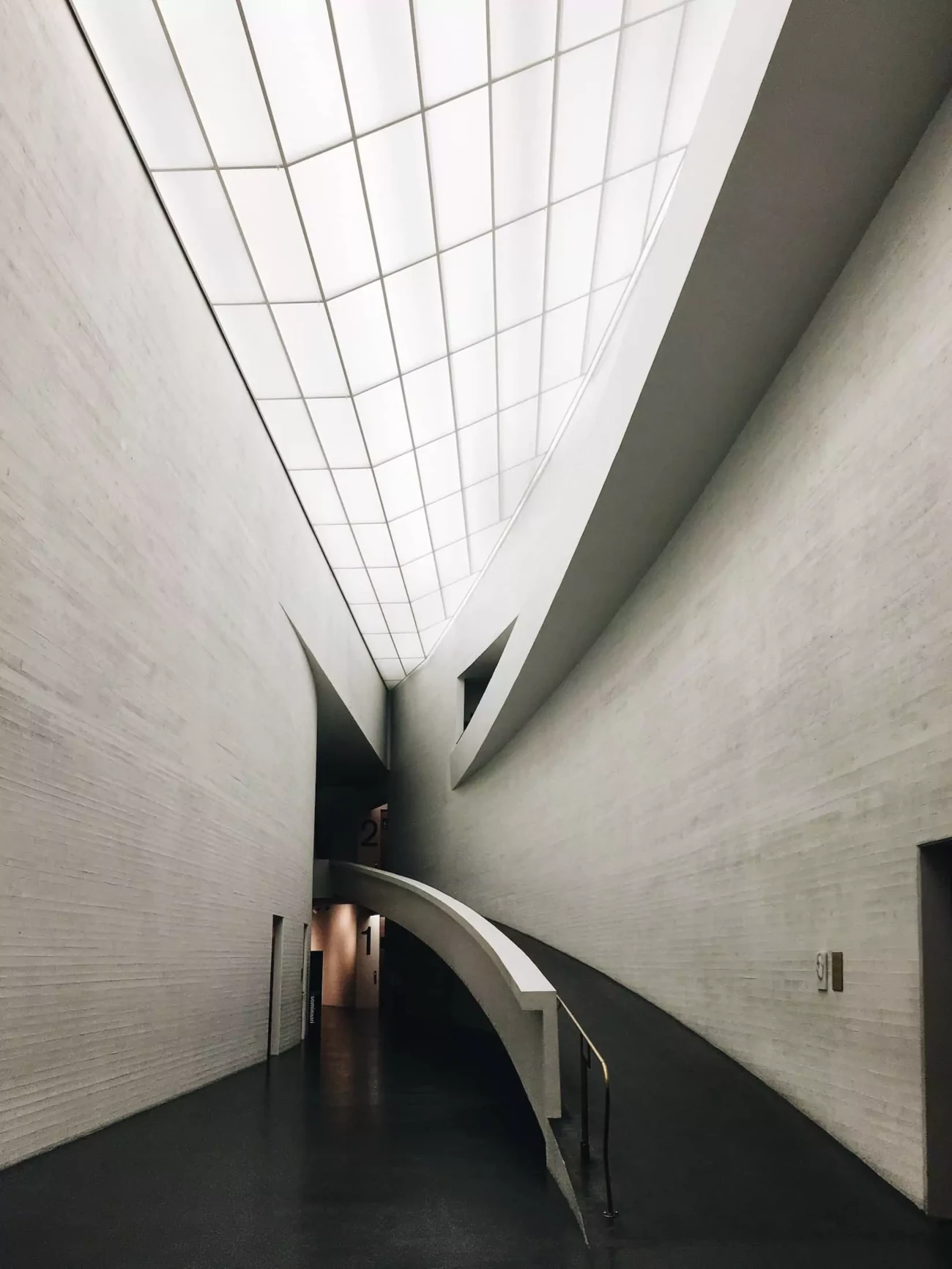 Una rampa a lo largo de una pared curva en el Museo Kiasma, Helsinki, Finlandia